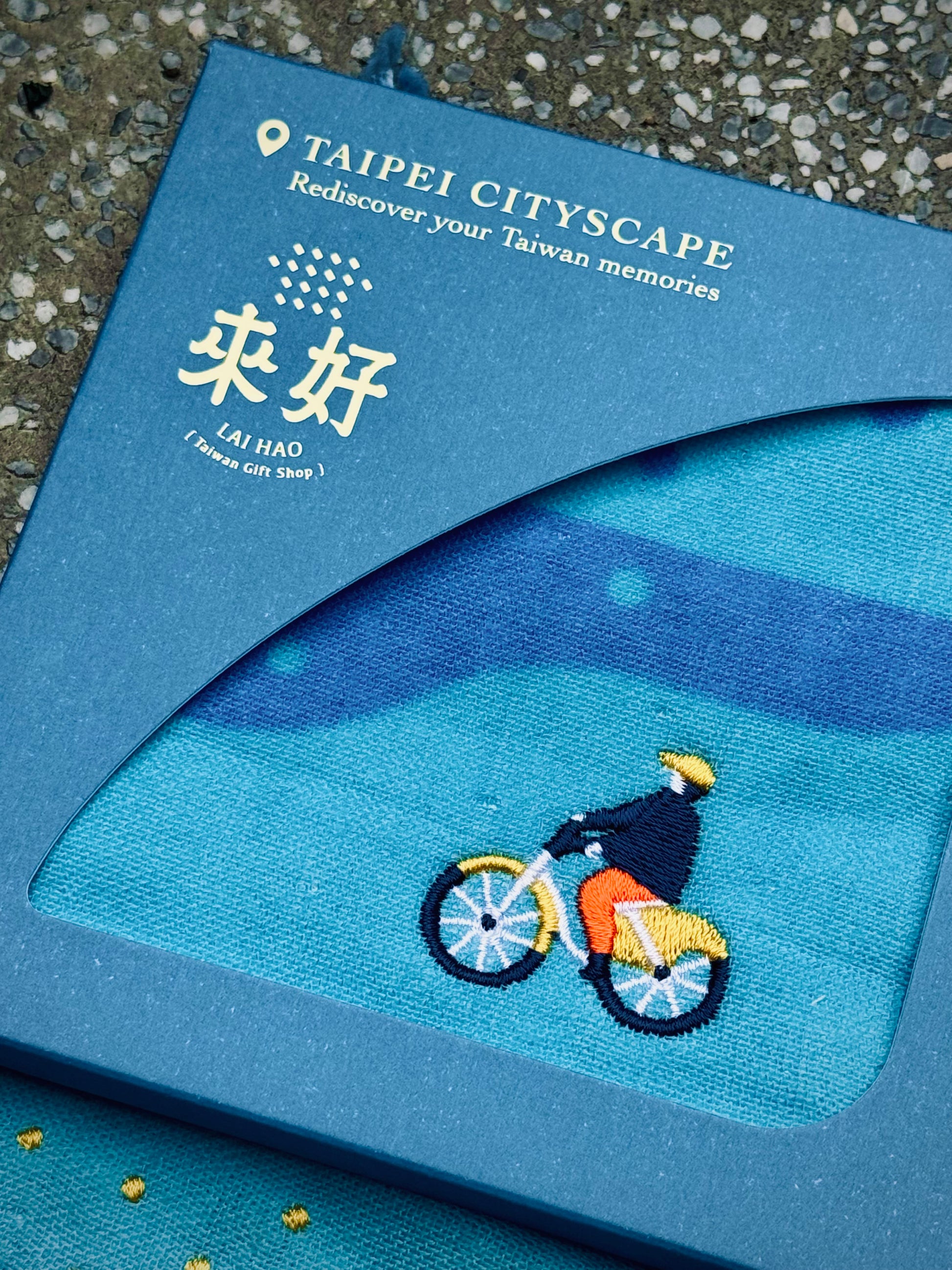 台北などの街並みが描かれたコットン100%のハンカチ
