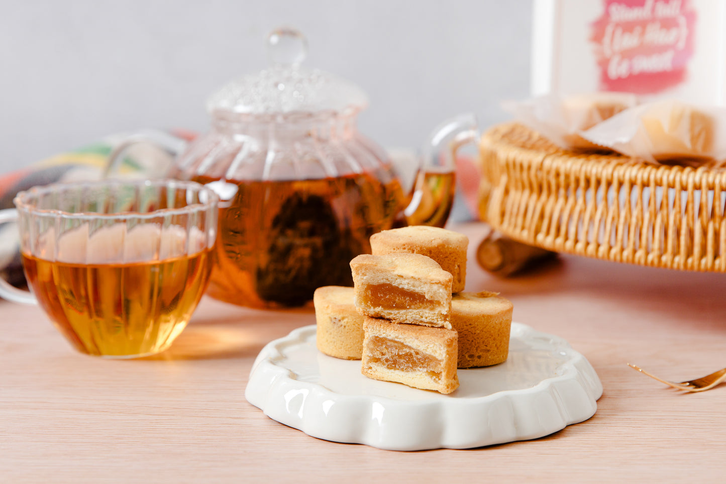 台湾茶と合わせて楽しめる伝統スイーツ・しっとりした餡が詰まった台湾産の小鳳梨酥(パイナップルケーキ)