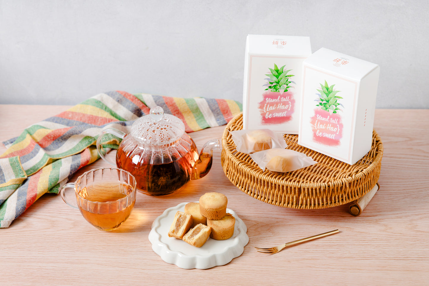 台湾茶と合わせて楽しめる伝統スイーツ・しっとりした餡が詰まった台湾産の小鳳梨酥(パイナップルケーキ)