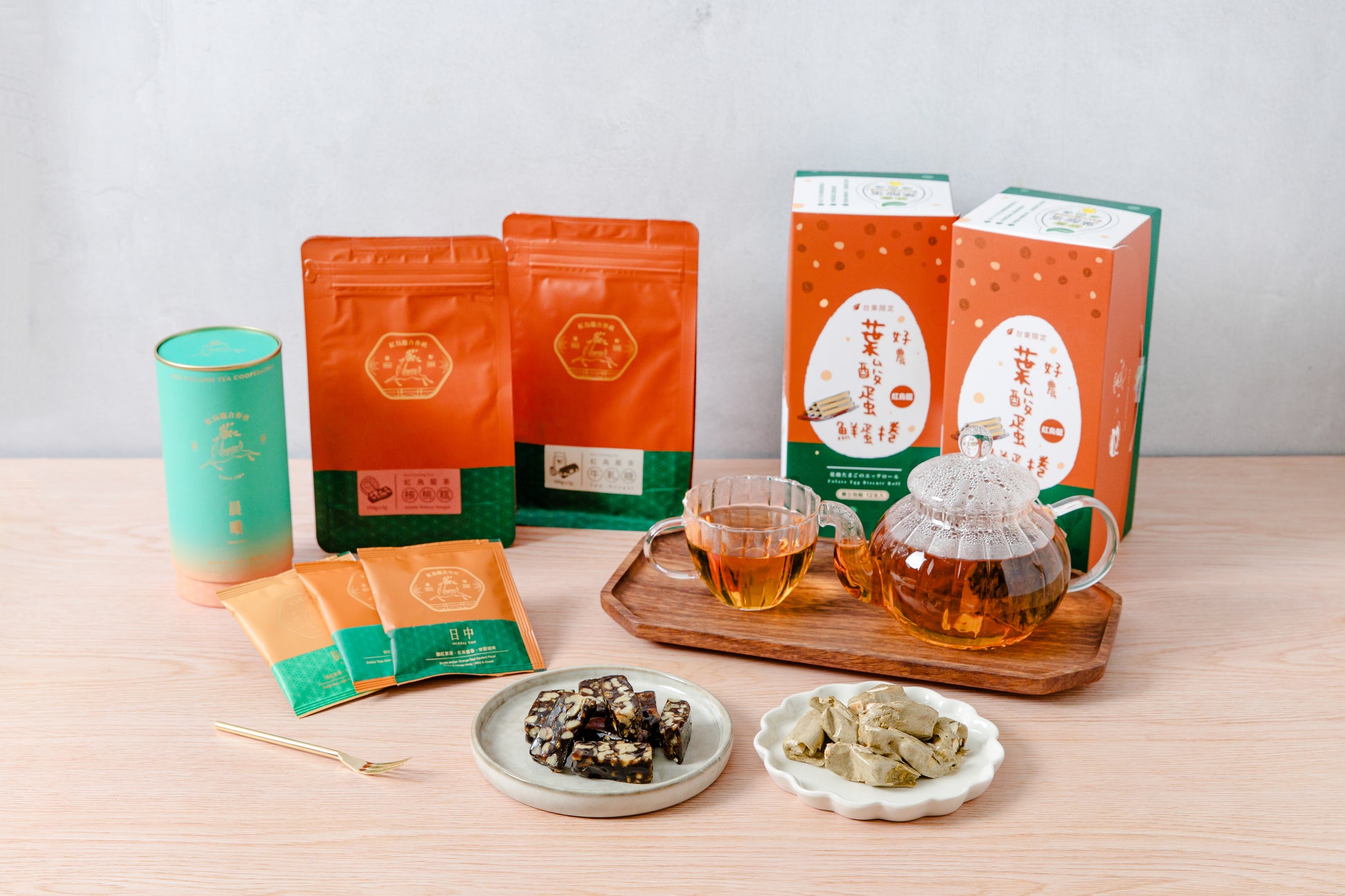 紅烏龍の香ばしい風味の台湾スイーツ。ギフトにもぴったりな2種入りお菓子セット。日本全国送料無料、台湾お土産やギフト最適通販。